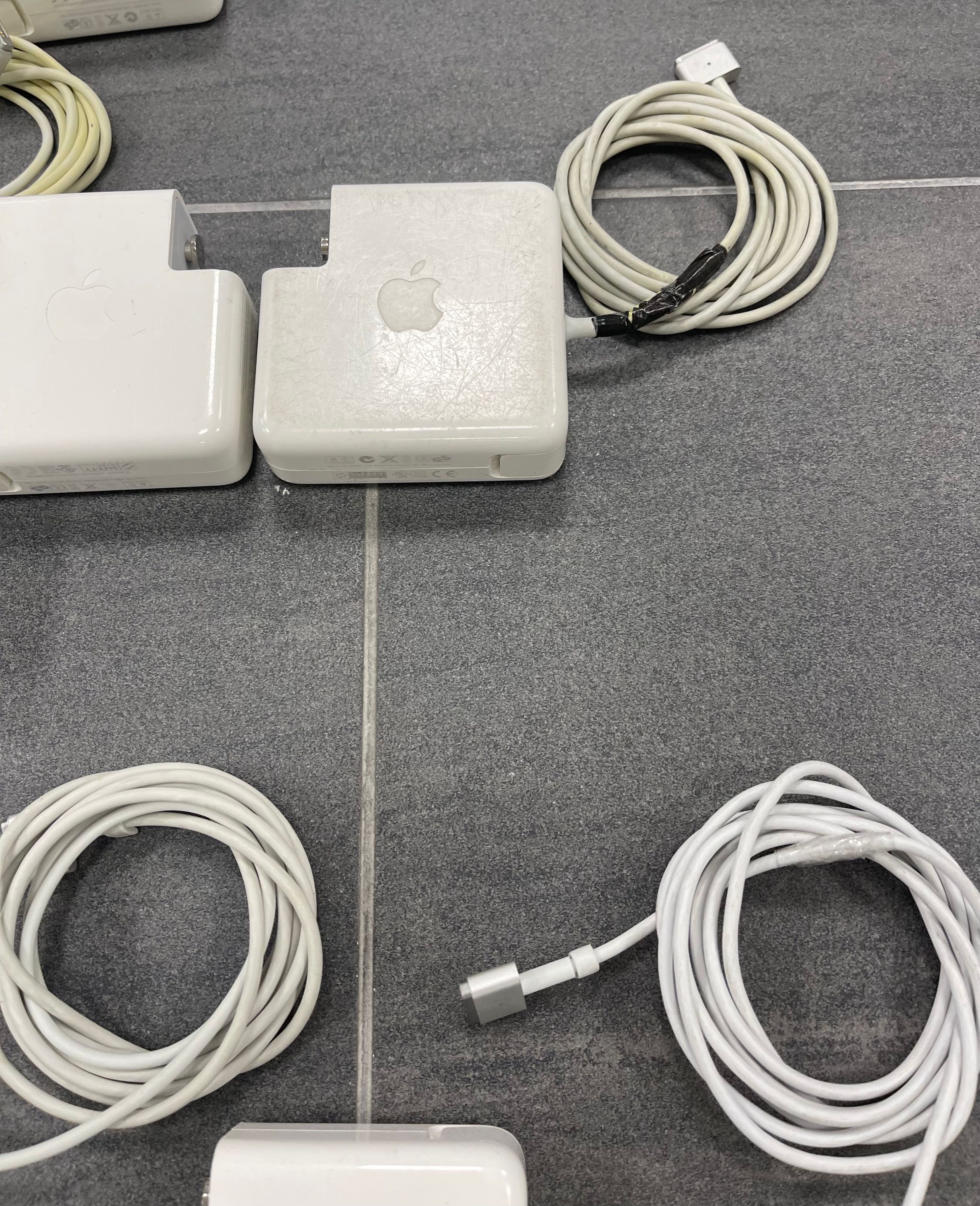 11x Apple MagSafe 2 85w mit Verfärbungen und Beschädigungen an der Isolierung Funktionsfähig
