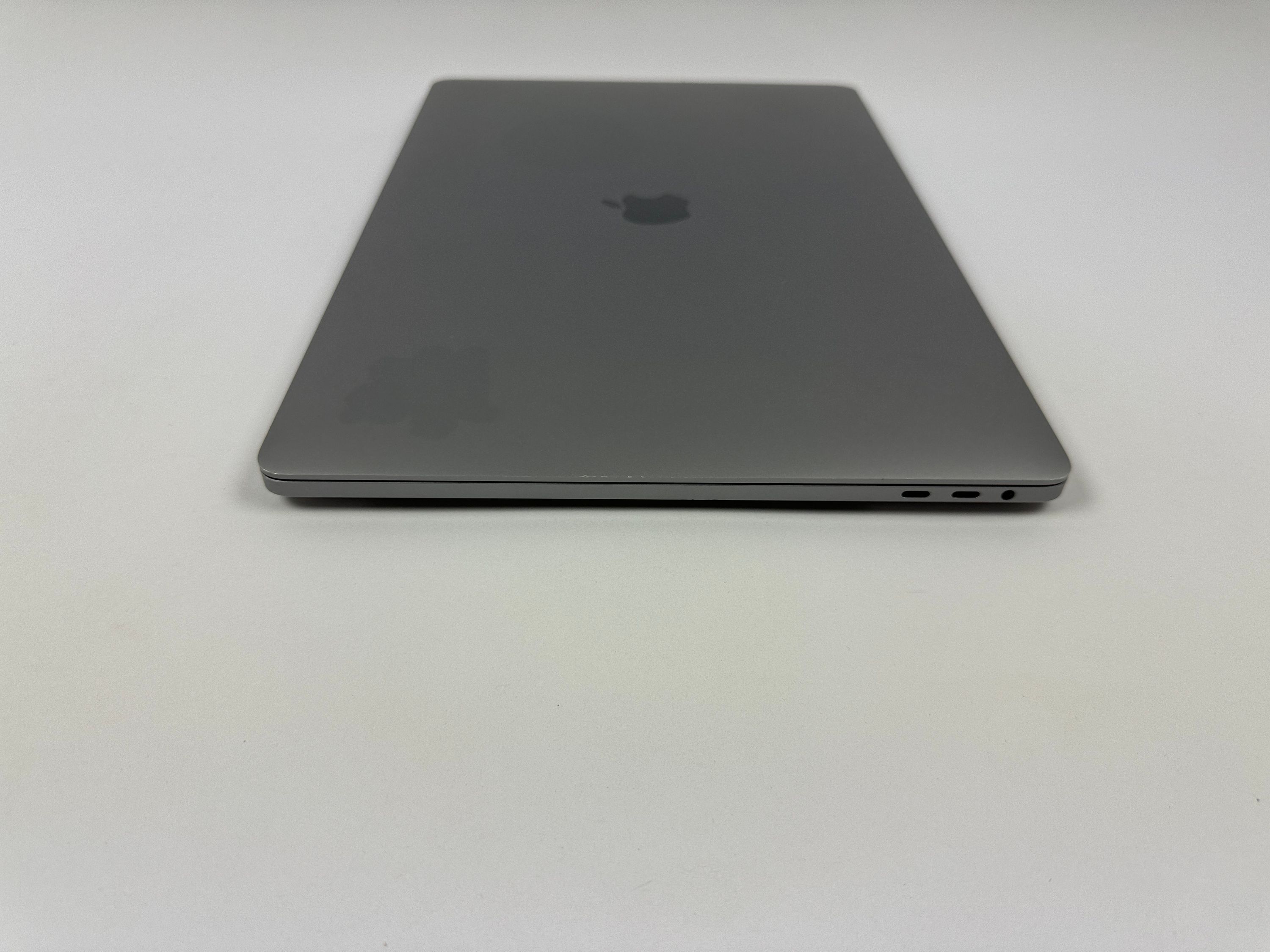 Apple MacBook Pro Retina TouchBar 16“ 8-Core i9 2,4 Ghz 1 TB SSD 64 GB Ram RP 5600M 2019