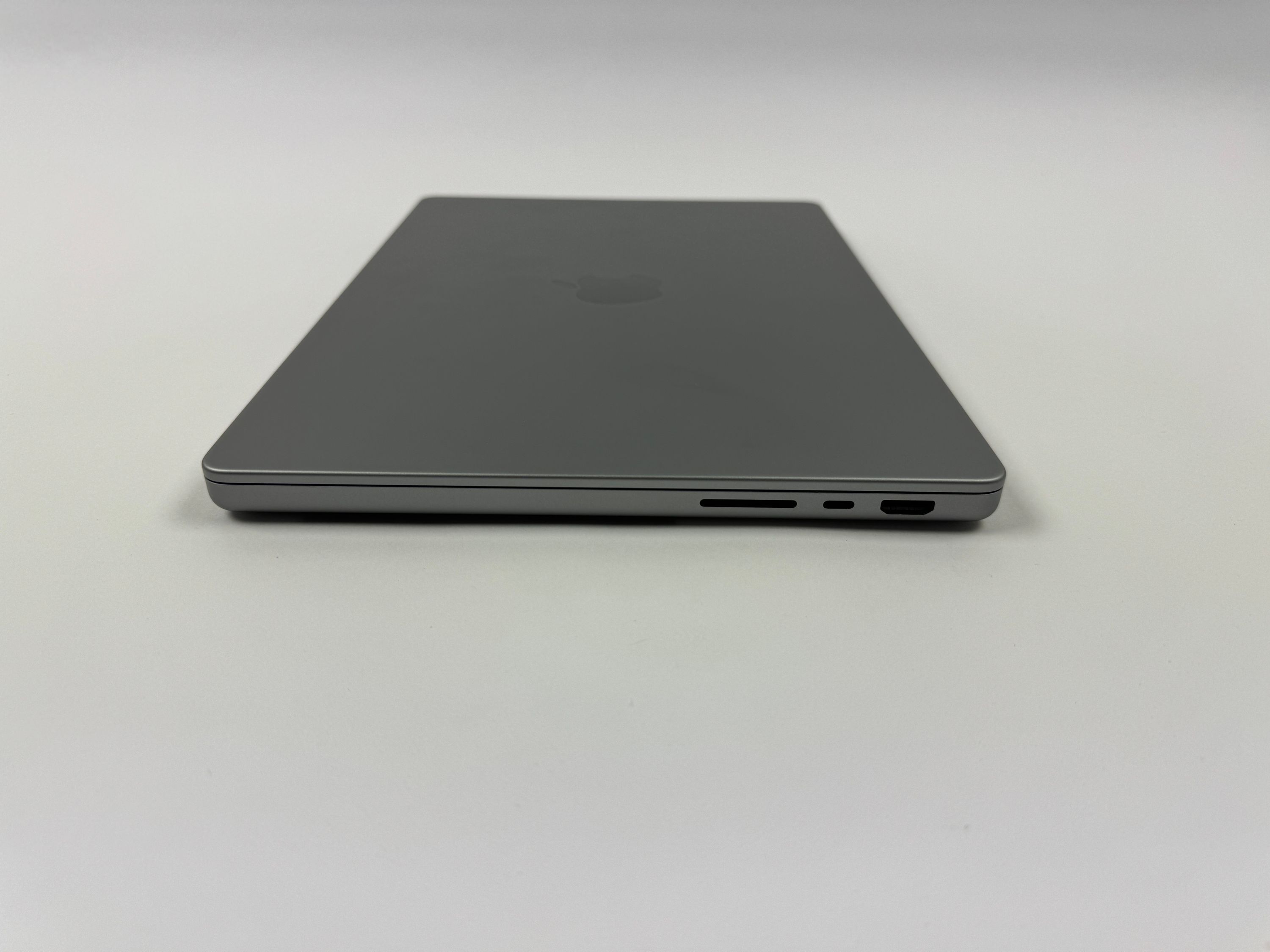 Apple MacBook Pro 14“ M1 MAX 10C CPU 32C GPU 1 TB SSD 32 GB Ram 2021 SPACE GREY