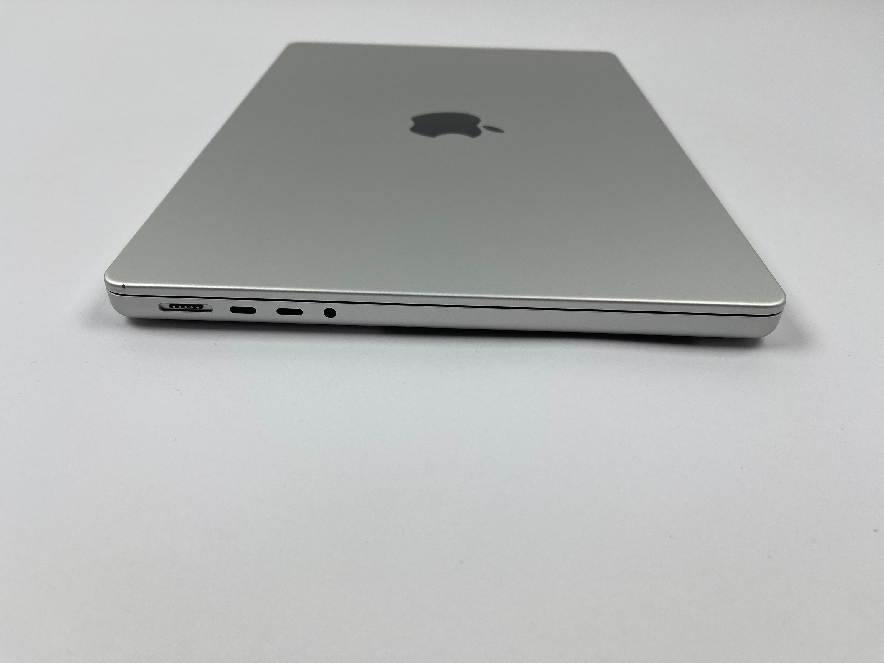 Apple MacBook Pro 14“ M1 PRO 8C CPU 14C GPU 512 GB SSD 16 GB Ram 2021 SILBER
