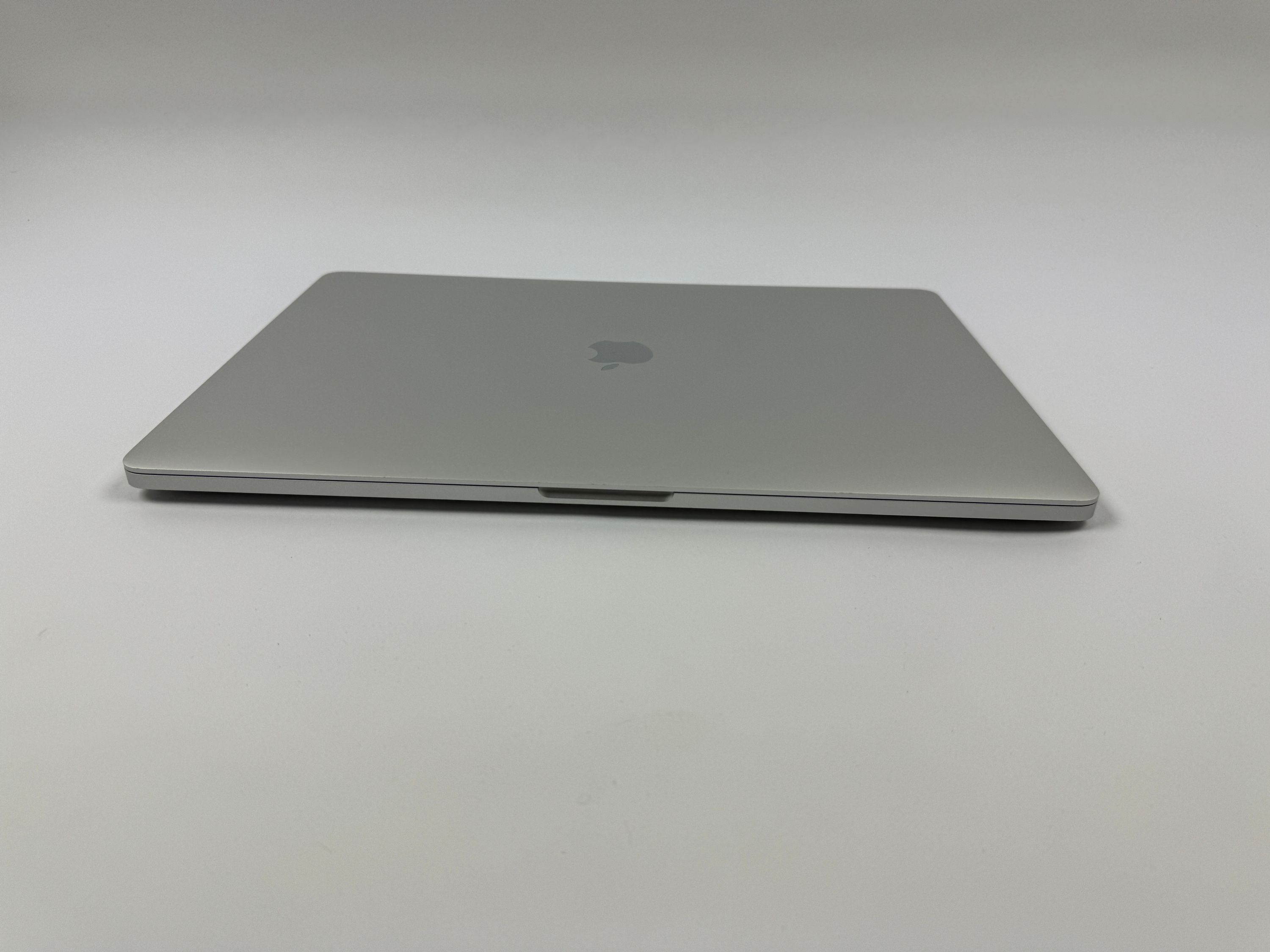 Apple MacBook Pro Retina TouchBar 16“ 8-Core i9 2,4 Ghz 1 TB SSD 64 GB Ram RP 5500M 2019