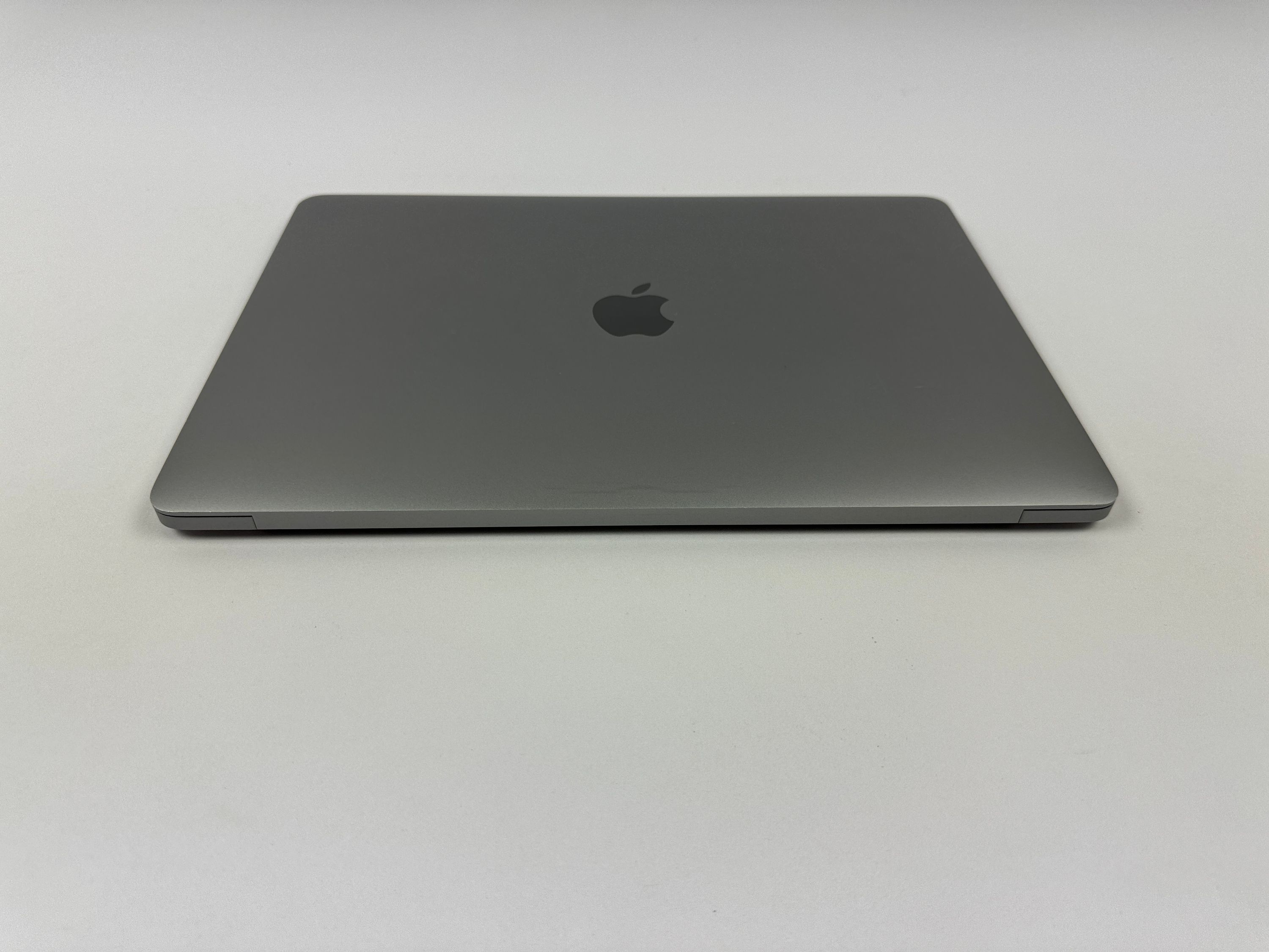 Apple MacBook Pro Retina TouchBar 13,3“ i5 2,4 Ghz 256 GB SSD 16 GB Ram SPACE GREY 2019
